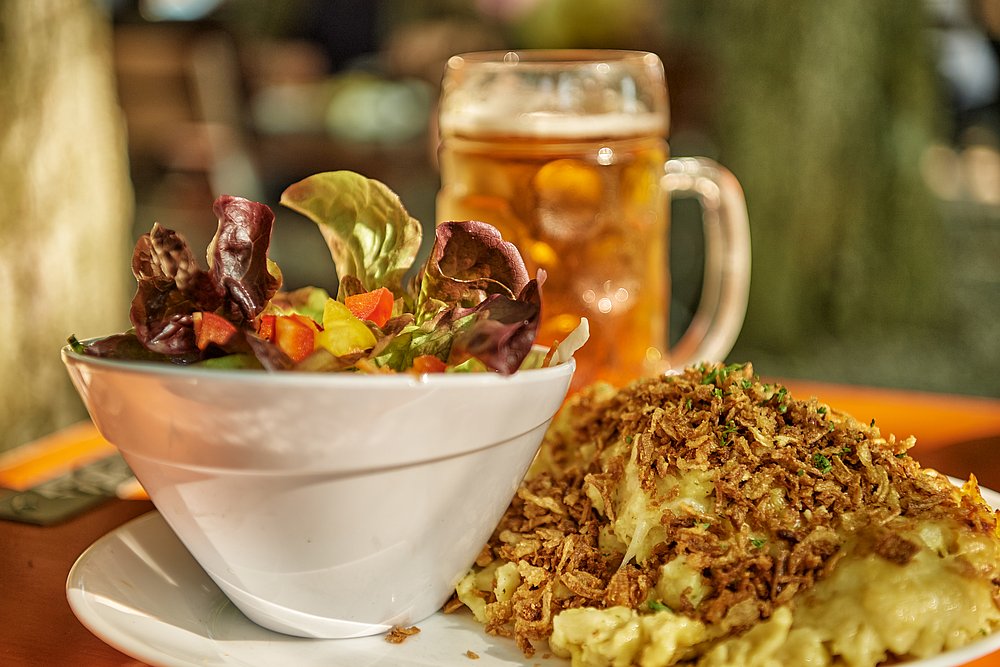 Gericht im Biergarten in der nähe von Augsburg 