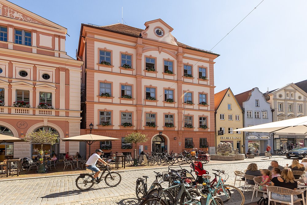 Rathaus Dillingen im Sommer mit belebter Straße Rathaus Dillingen im Sommer mit belebter Straße