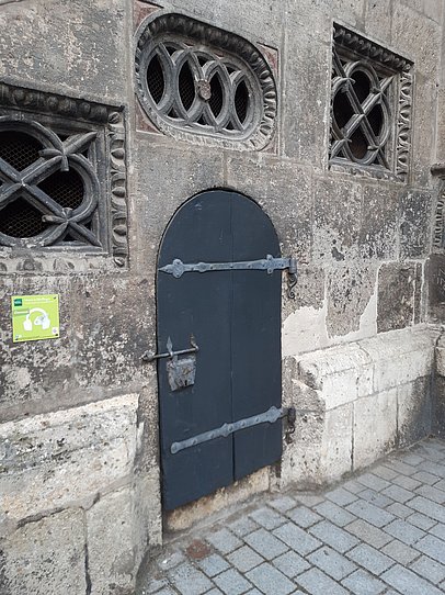 Alte Tür und Gitterfenster am Rathaus in Nördlingen im Donauries