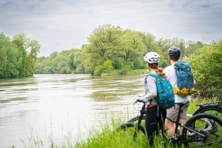 Radfahren eines Paares am Lech direkt am Ufer am Donau-Lech-Spitz