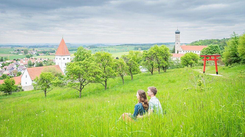 Paar sitzt in Wiese im Donauries im Geotop Kühstein Paar sitzt in Wiese im Donauries im Geotop Kühstein