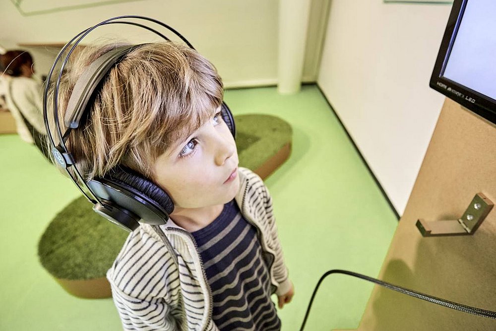 Kinder dürfen im Kindermuseum Neu-Ulm genau hinhören Kinder dürfen im Kindermuseum Neu-Ulm genau hinhören