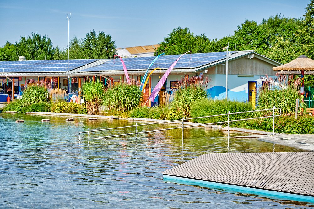 Naturfreibad in Fischach mit Steg und Kiosk