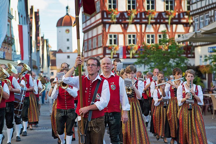 Trachtenumzug an der Jakobi Kirchweih in Oettingen Trachtenumzug an der Jakobi Kirchweih in Oettingen