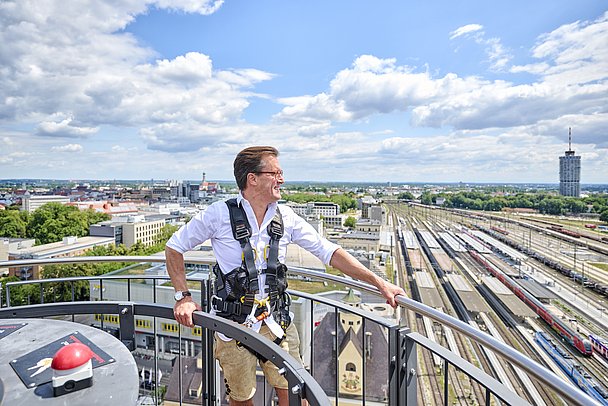 Sebastian Priller genießt die Aussicht über Augsburg