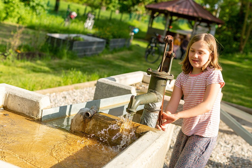 Wasserpump am Kinderspielplatz an der Umweltstation mooseum