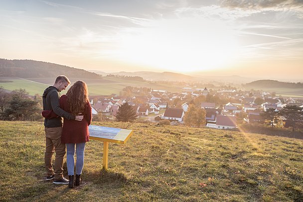 Päarchen genießt Ausblick über den Geopark Ries am Geotop Kalvarienberg