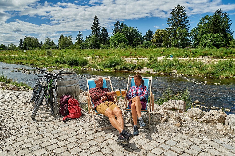 Radfahren eines Paares an der Wertach mit Pause an der Kulperhütte 