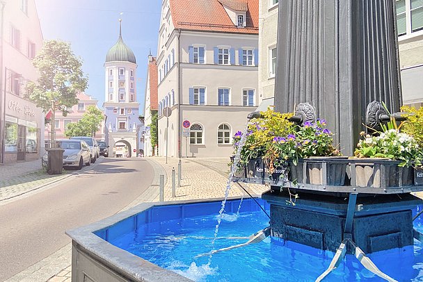Burgau mit Blick über den Stadtbrunnen zum Stadttor im Sommer