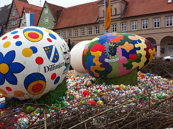 Riesen Osterei am Marktplatz Lauingen