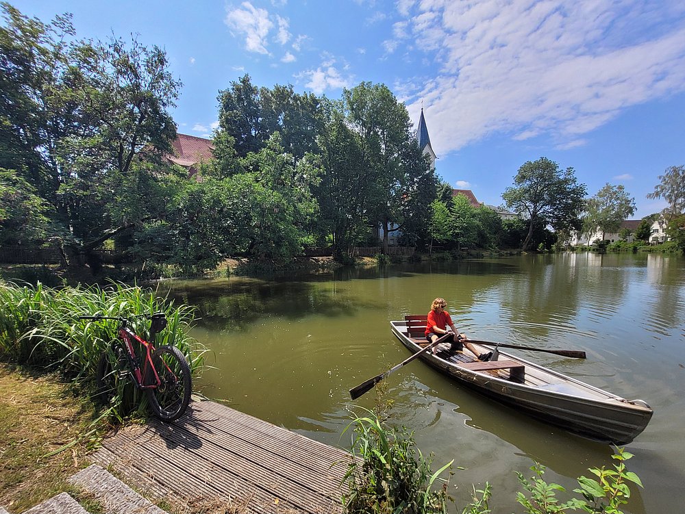 Auf dem Stoffenrieder Weiher ist eine Ruderpartie möglich. Auf dem Stoffenrieder Weiher ist eine Ruderpartie möglich.