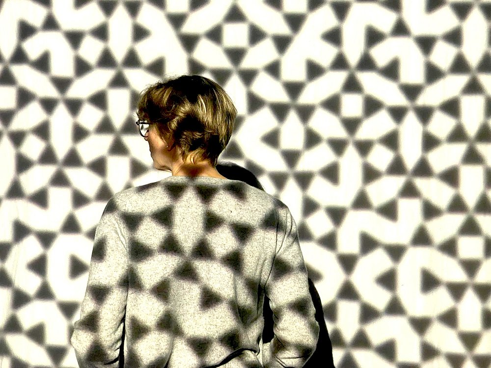 Ornamentale Kunst von Thomas Weil auf einen Frauenkörper projiziert