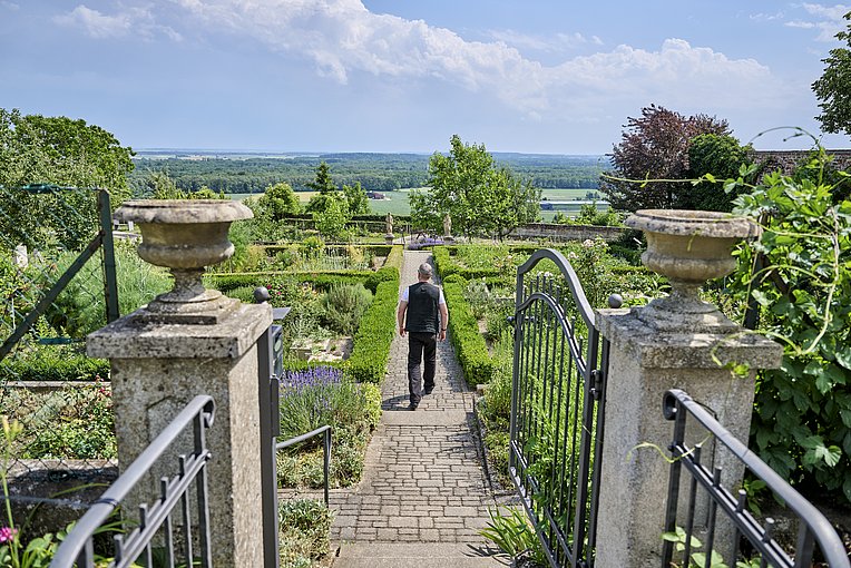 Spaziergang durch den Klostergarten Spaziergang durch den Klostergarten