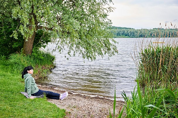Stefanie Pröbstle am Ufer des Oberrieder Weihers