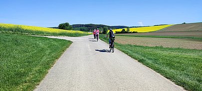 Radlergruppe unterwegs auf einem Feldweg