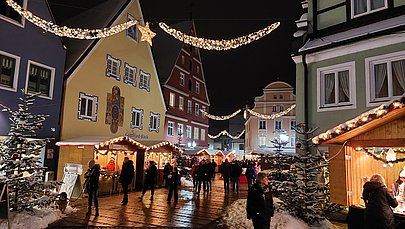 Romantischer Weihnachtsmarkt auf der Altstadtinsel Ried in Donauwörth Romantischer Weihnachtsmarkt auf der Altstadtinsel Ried in Donauwörth
