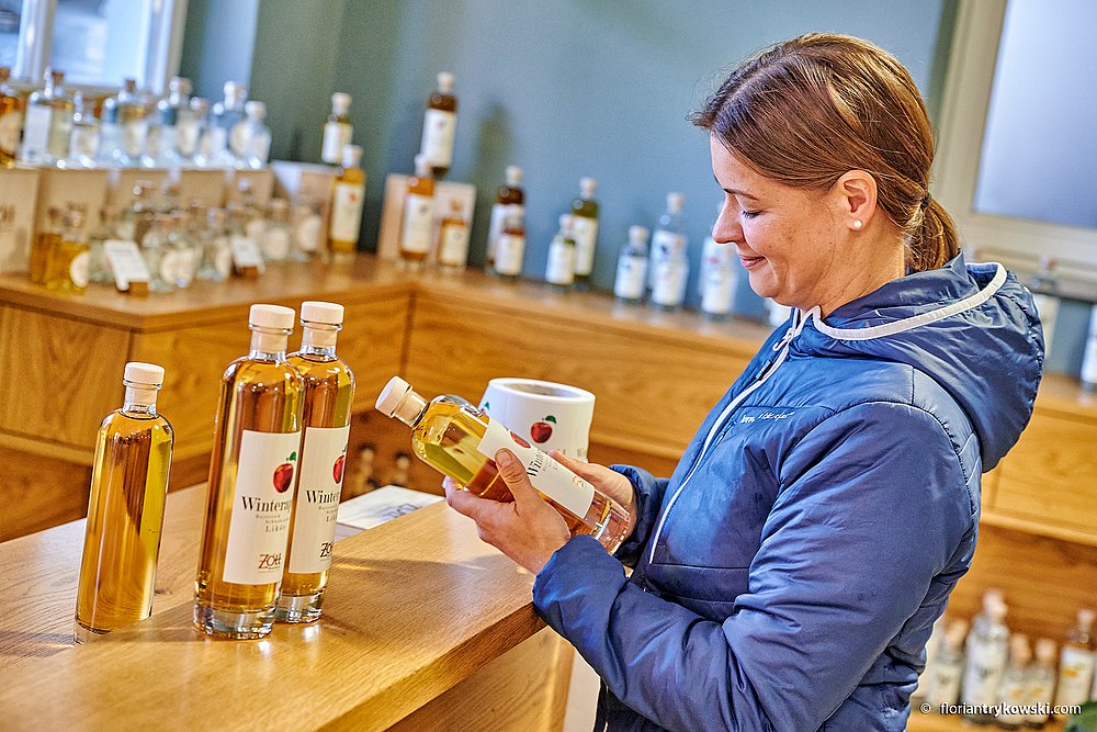 Katharina Zott schaut sich Winterapfel Likör in der Destillerie an Katharina Zott schaut sich Winterapfel Likör in der Destillerie an