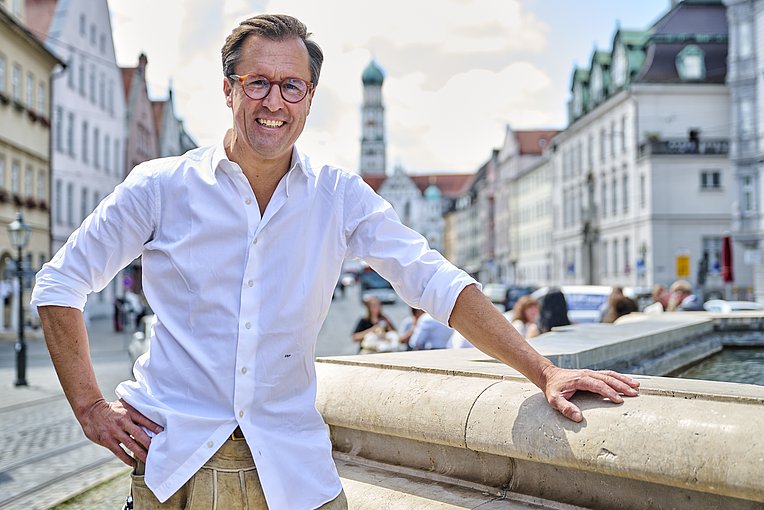 Sebastian Priller am Herkulesbrunnen in der Maximilianstrasse