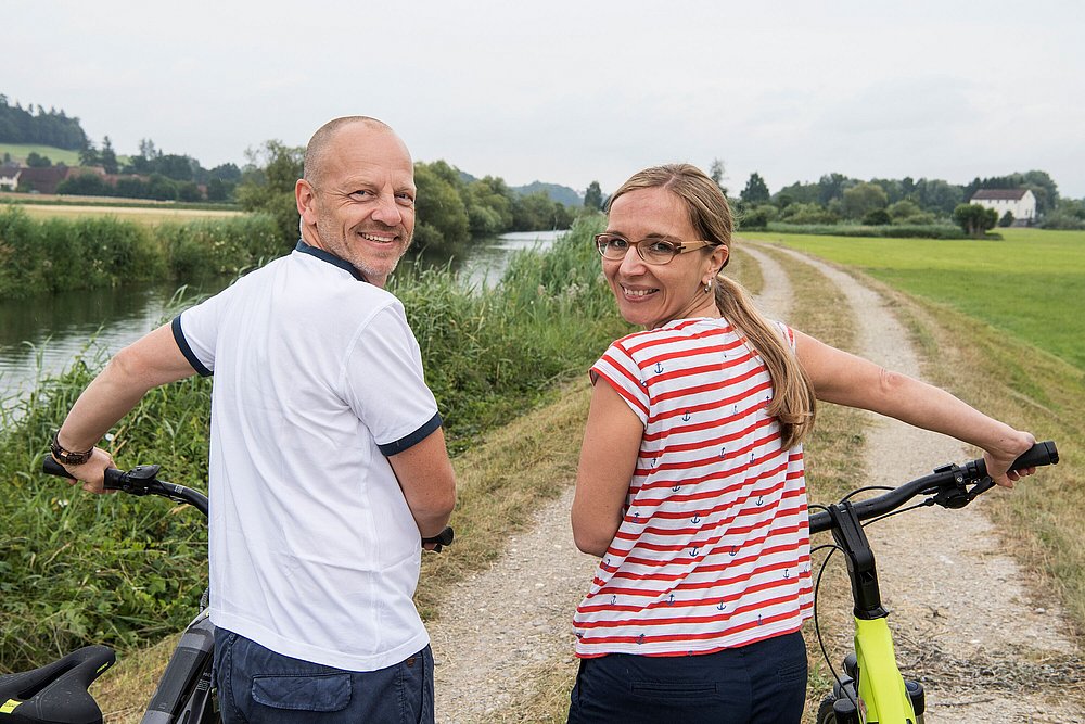 Paar mit dem E-Bike auf dem Günztalradweg Paar mit dem E-Bike auf dem Günztalradweg