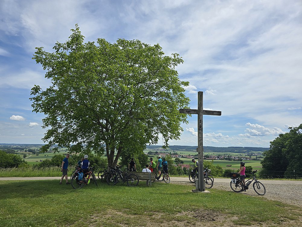 Pause mit Ausblick an der Gruppenführung für Radfahrer im Landkreis Augsburg Pause mit Ausblick an der Gruppenführung für Radfahrer im Landkreis Augsburg