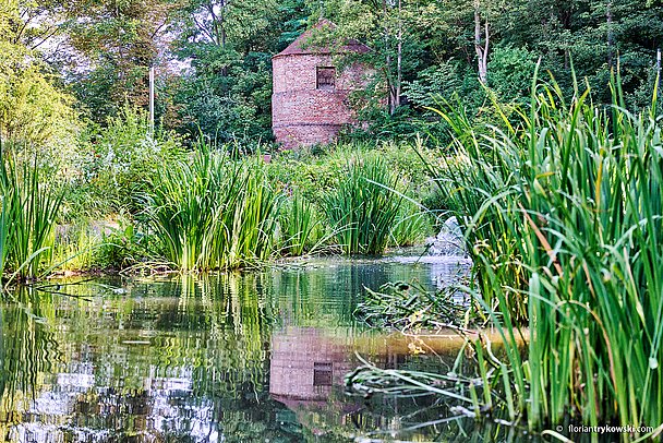Schlosspark in Friedberg mit See und altem Turm
