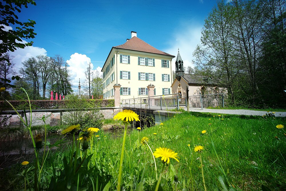 Das Sisi-Schloss in Unterwittelsbach bei Aichach mit Frühlingswiese