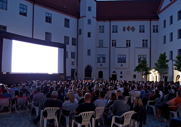 Open Air Kino im Schlosspark Dillingen mit Publikum und Leinwand Open Air Kino im Schlosspark Dillingen mit Publikum und Leinwand