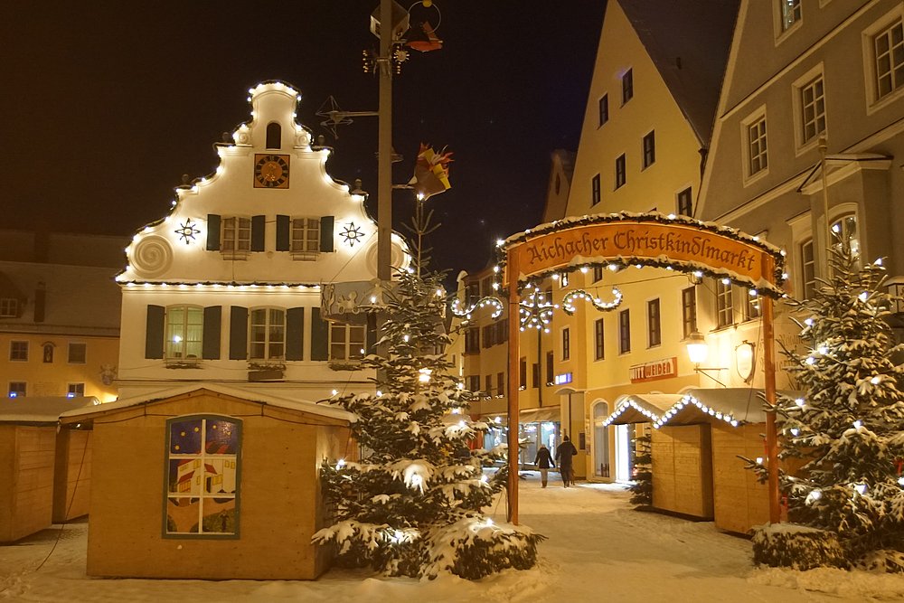 Eingang zum Christkindlmarkt Aichach im Winter 