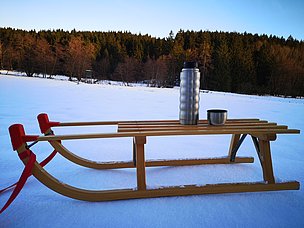 Schlitten mit Thermoskanne