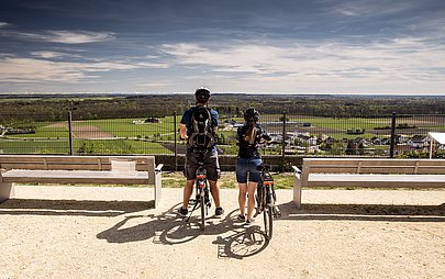 Fahrradfahrer Panormaaussicht Oberelchingen Blick nach NU Fahrradfahrer Panormaaussicht Oberelchingen Blick nach NU