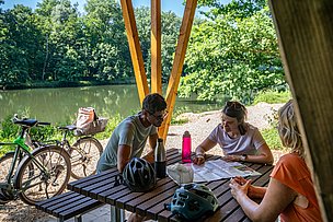 Radfahrerer an der bei ein Stopp an der Brotzeitinsel am Donauradweg
