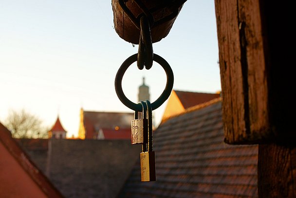 Abendliche Nahaufnahme eines Schlosses auf der Nördlinger Stadtmauer