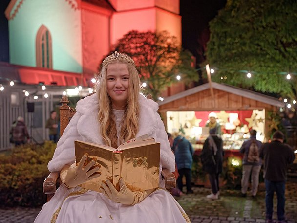 Das Christkind aus Oettingen liest aus dem goldenen Buch vor