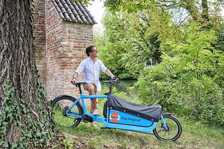 Sebastian Riegele auf seinem SPEZI-Lastenrad