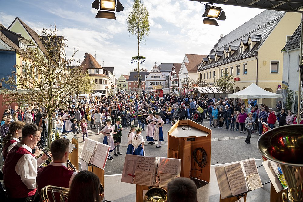 Blick von der Bühne auf den Mai-Tanz der Stadt Wertingen