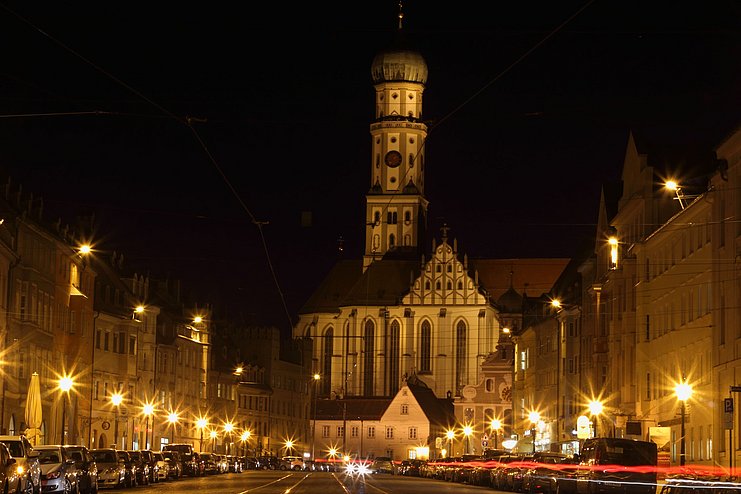 Die beleuchtete Stadtkulisse auf Maximilianstraße und Ulrichskirchen