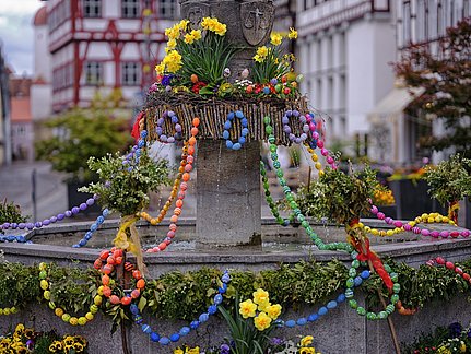 Osterbrunngen am Marktplatz in Oettingen