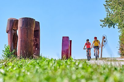 Kunstpfad bei Aichach mit Fahrradfahrer Kunstpfad bei Aichach mit Fahrradfahrer