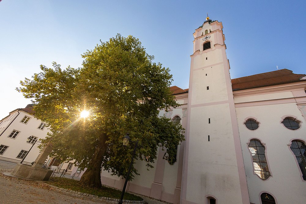Außenansicht der bekannten Frauenkirche in Günzburg bei Sonnenschein Außenansicht der bekannten Frauenkirche in Günzburg bei Sonnenschein