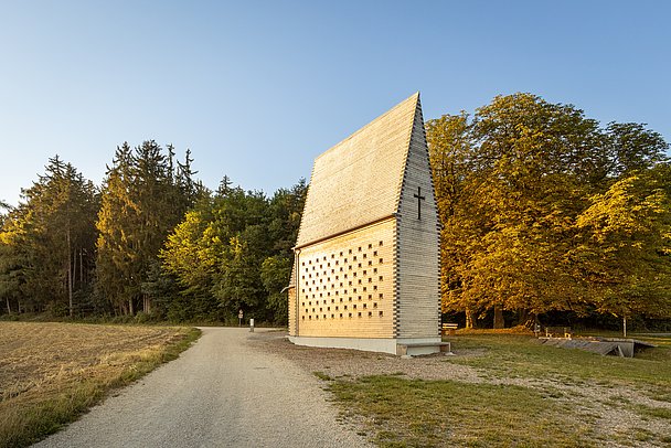 7 Kapellem, Wegkapelle Oberthürheim im Sonnenlicht