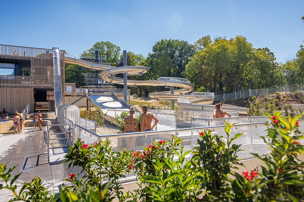 Freibad in Donauwörth mit Rutschen und Sprungturm