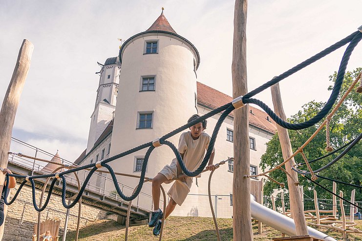 Spielgerät vor dem Schloss Höchstädt