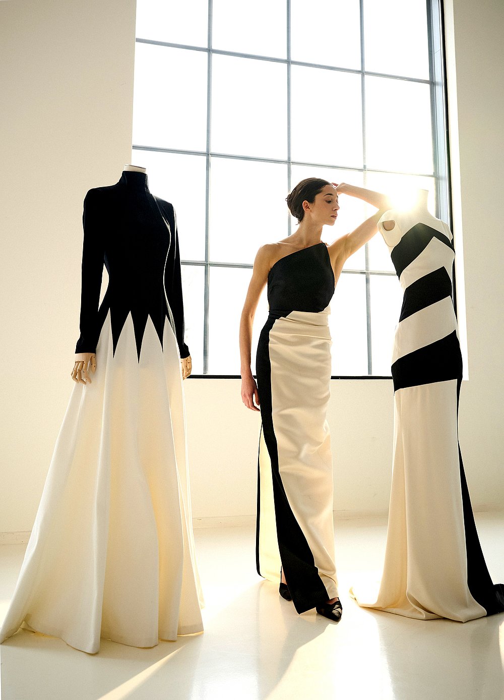 Model im Kleid von Talbot Runhof beim Fotoshooting zur Ausstellung „Celebrating Fashion“ im tim