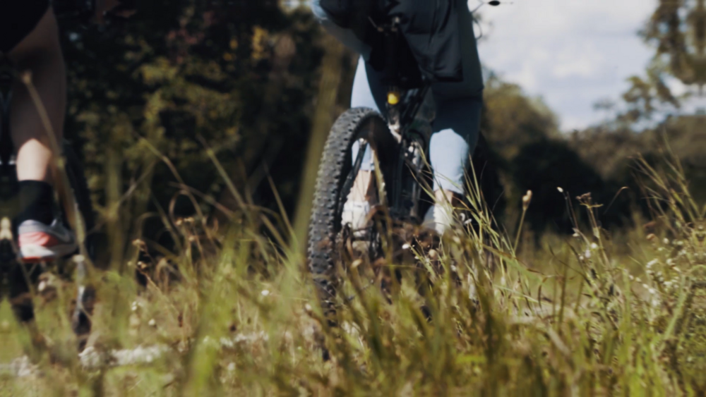 Flüssehüpfen mit dem Mountainbike neben saftigen Wiesen