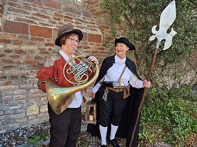 Der Türmer spielt das Horn und der Nachtwächter schaut zu Der Türmer spielt das Horn und der Nachtwächter schaut zu