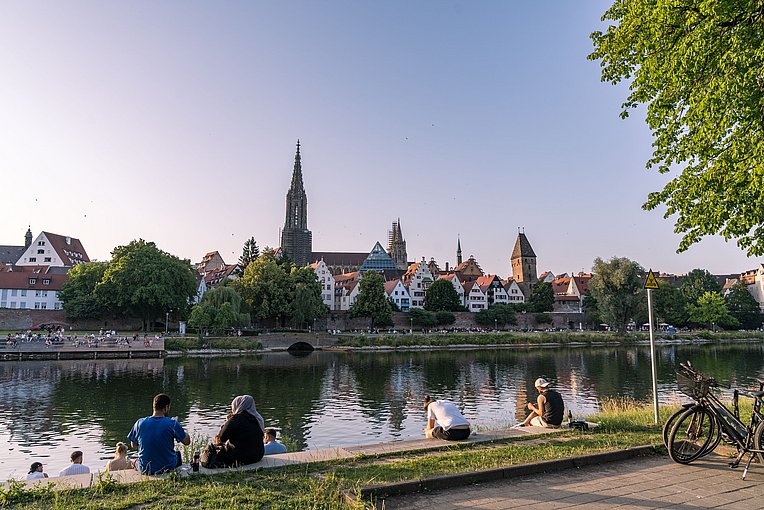 Donauufer bei Sonnenuntergang von Neu-Ulm mit Blick auf den Ulmer Dom