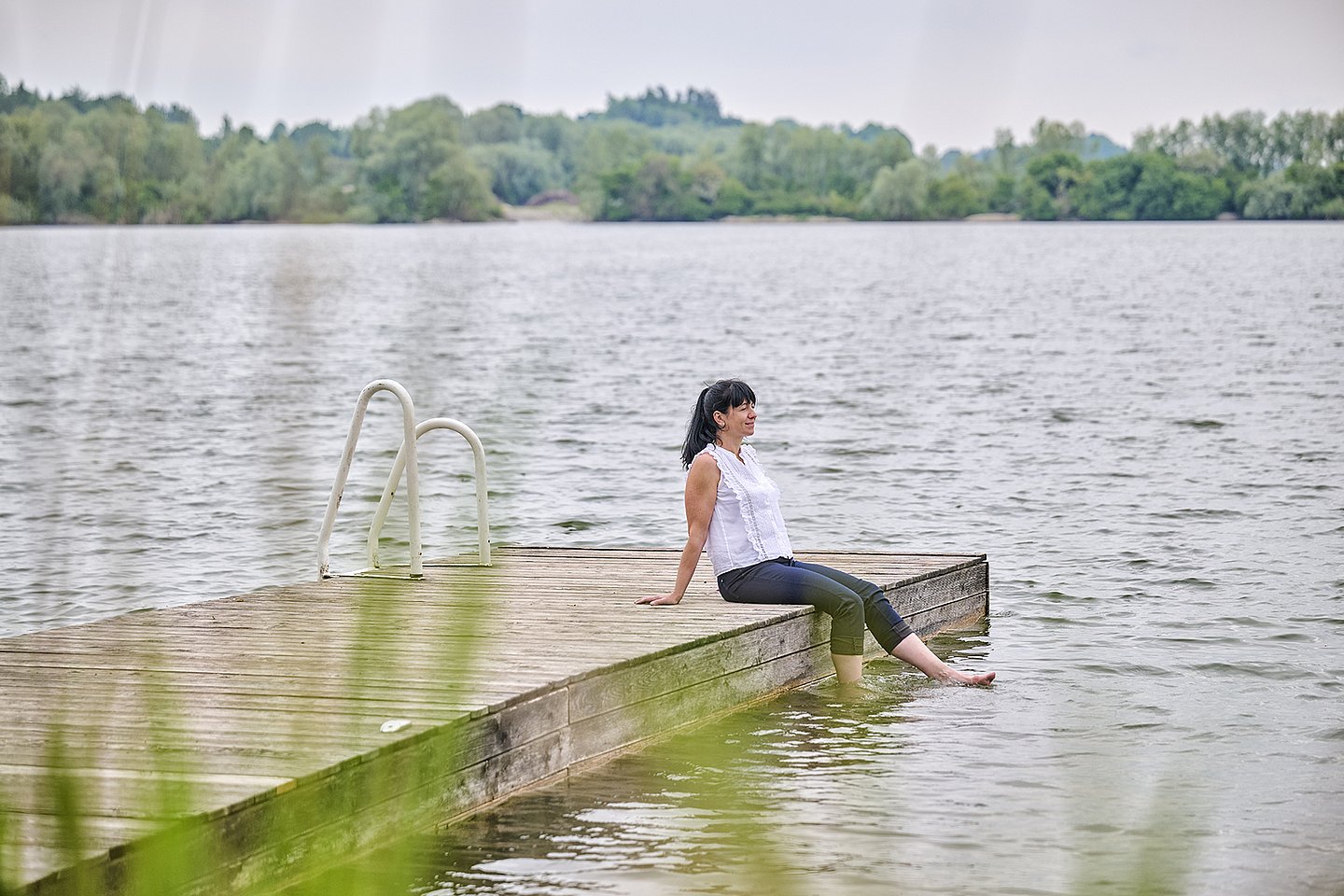 Stefanie Pröbstle vom Waldvogel Leipheim sitzend auf dem Steg am Waldsee