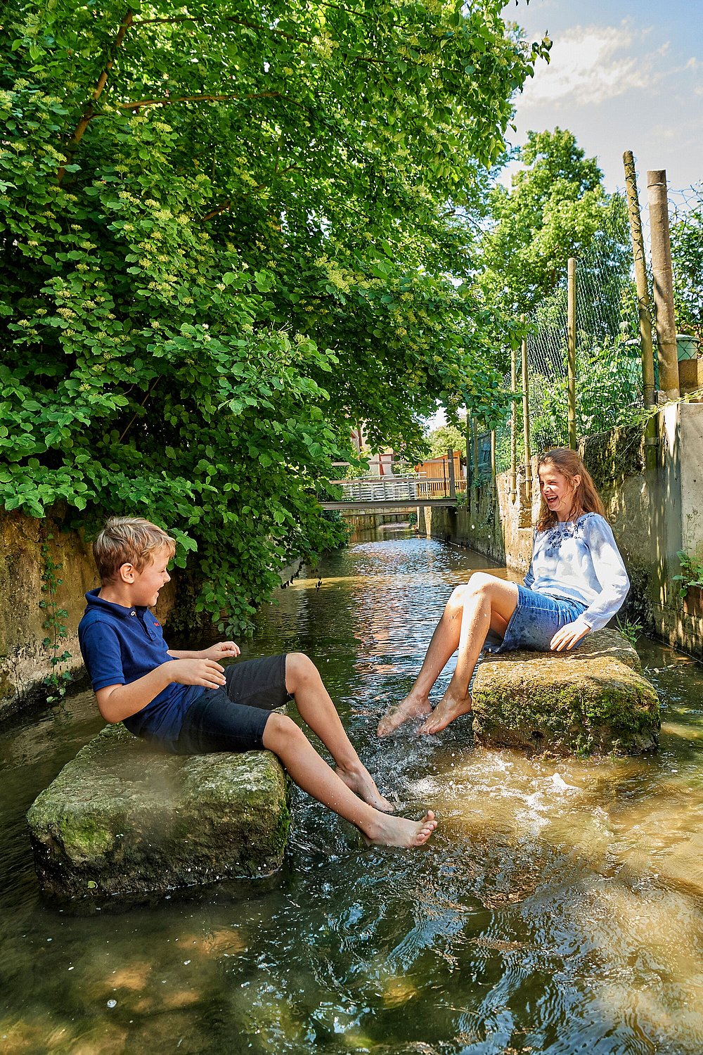 Kinder an Kneippstelle im Gerberviertel in Nördlingen