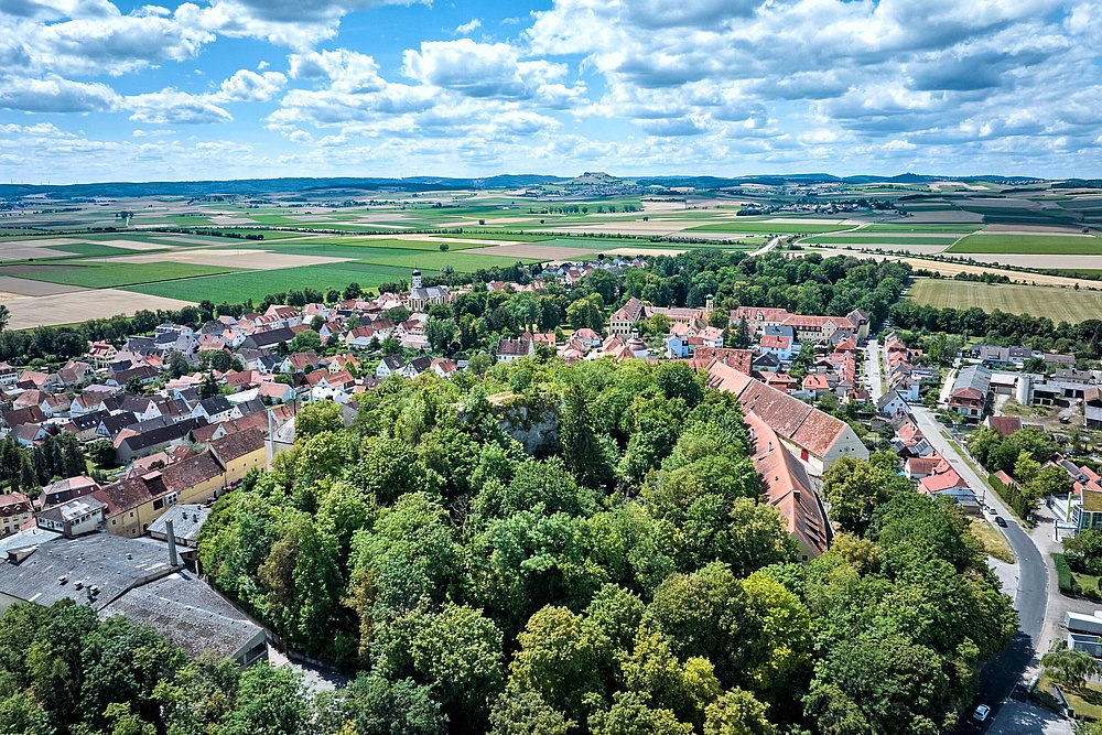 Weiter Ausblick vom Wallersteiner Felsen aus über Wallerstein und das Donauries