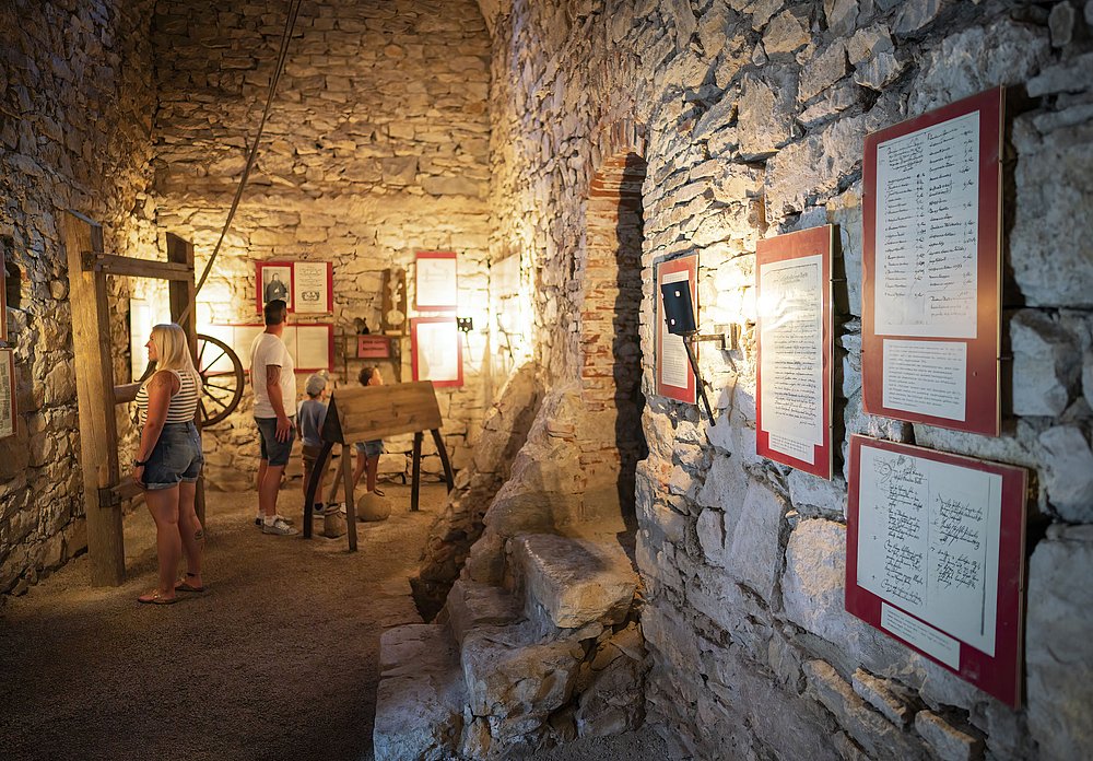 Ausstellungsbesuch im Wemdinger Folterturm